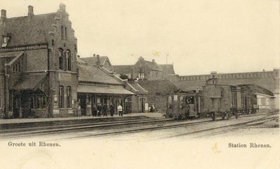 11900 Gezicht op het station van de H.IJ.S.M. (Hollandsche IJzeren Spoorweg-Maatschappij) te Rhenen, met rechts het ...